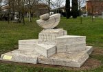 Rapolano, nuova scultura in travertino nel Parco dell’Acqua per valorizzare il legame con il territorio e la cura degli spazi verdi