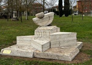 Rapolano, nuova scultura in travertino nel Parco dell’Acqua per valorizzare il legame con il territorio e la cura degli spazi verdi