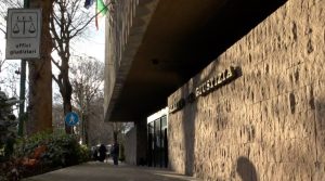 Siena, ingerisce due pile in carcere: caos e minacce in ospedale