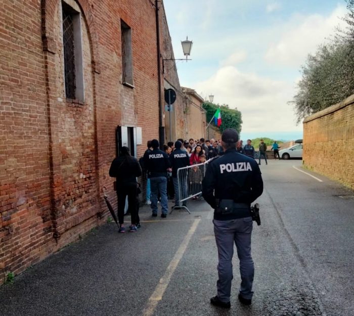 Apertura straordinaria sportelli ufficio immigrazione Siena: in 227 ritirano il permesso di soggiorno