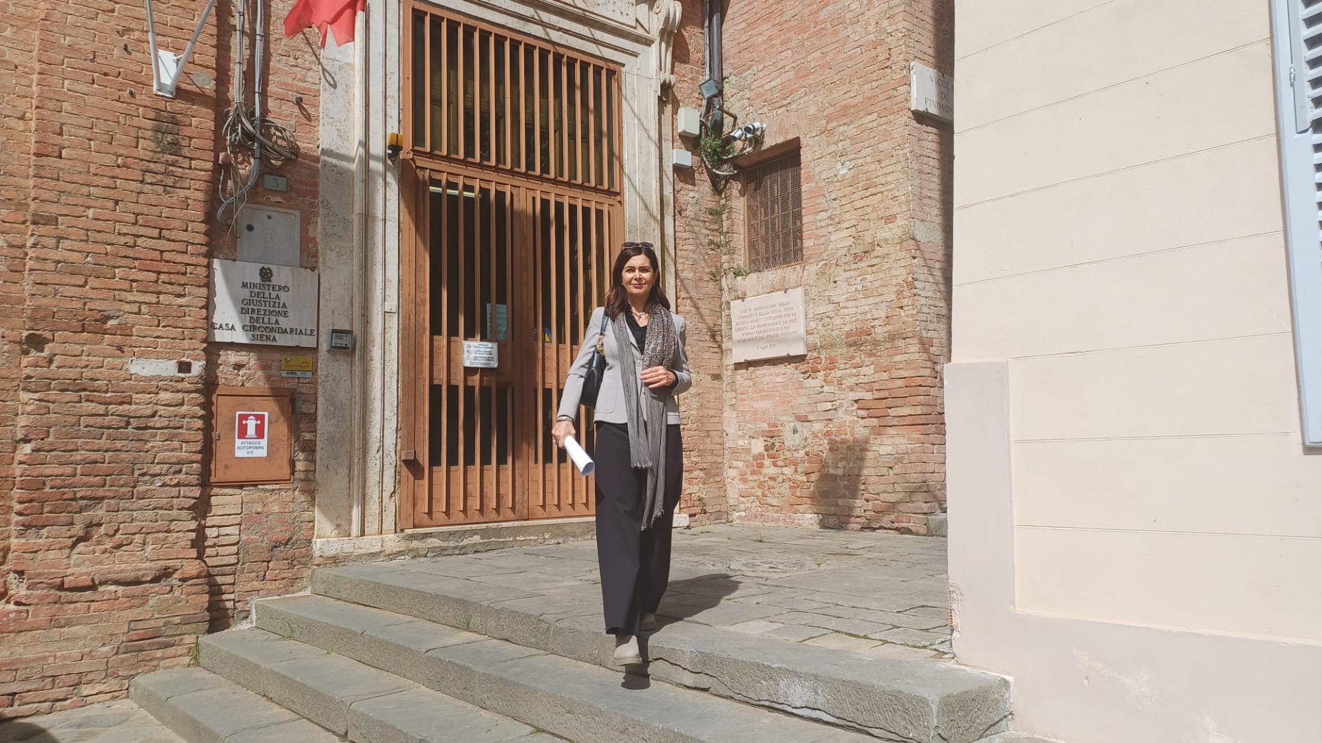 Laura Boldrini al carcere di Siena: "Spazi angusti, troppi detenuti e manca un giudice di sorveglianza"