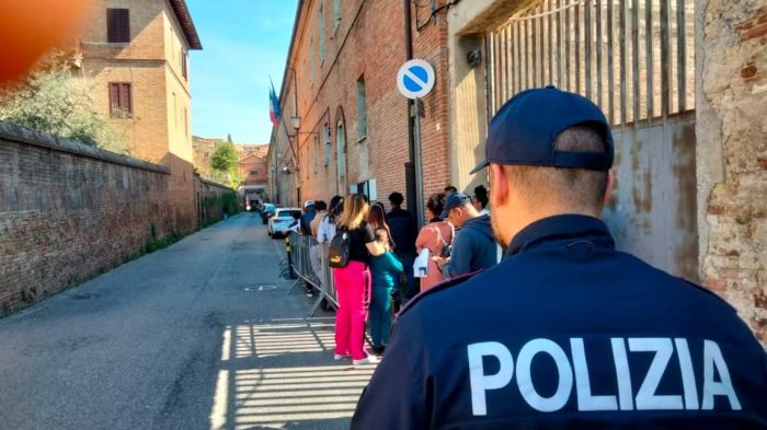 Siena, altri 250 permessi di soggiorno ritirati all'ufficio immigrazione della Questura