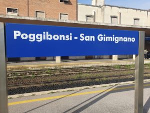 Trasporti, stazione ferroviaria Poggibonsi-San Gimignano: installati i nuovi cartelli