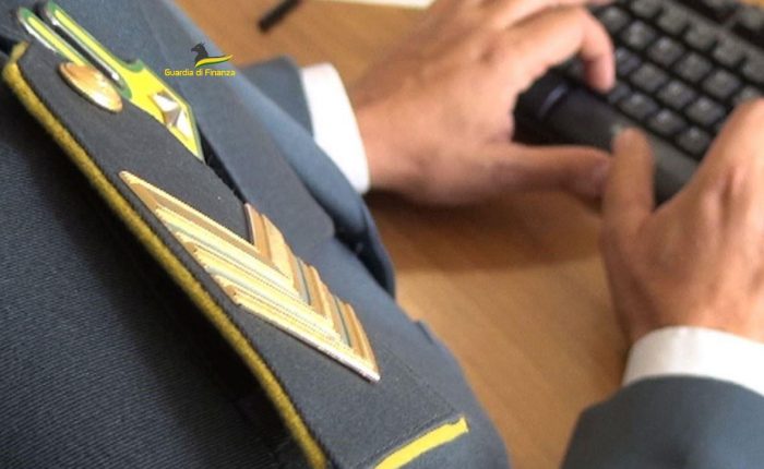 Vendevano online orologi falsi, smascherati dalla Guardia di Finanza