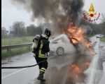 Poggibonsi: scontro tra due auto, i mezzi prendono fuoco