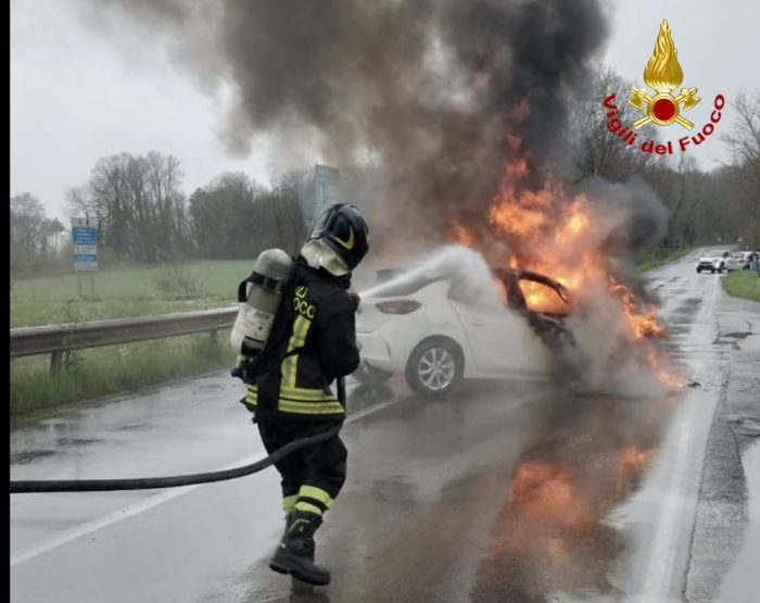 Poggibonsi: scontro tra due auto, i mezzi prendono fuoco