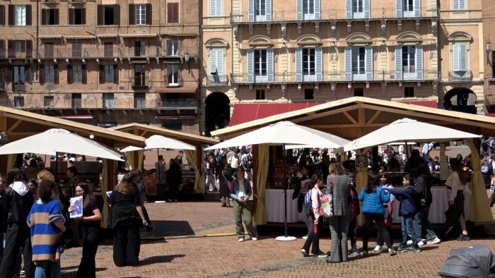 Ciocosì a Siena, la pioggia spaventa ma non rovina la prima giornata ai golosi