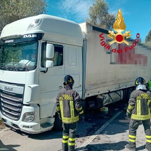 Chiusi, incidente tra un mini bus e un tir: un ferito