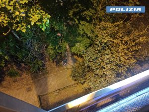 Poggibonsi, 60enne tenta di gettarsi dal cavalcavia: una giovane avverte la Polizia che lo salva