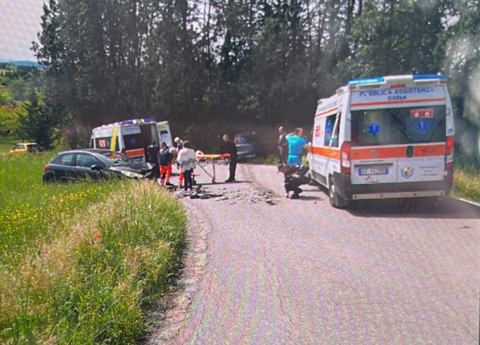 Siena, scontro tra due auto in strada da Montecchio a Ginestreto