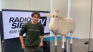 Riconsegnata ai liceali la pecora "smarrita" della Commedia: "Grazie a Siena Tv per l'aiuto"
