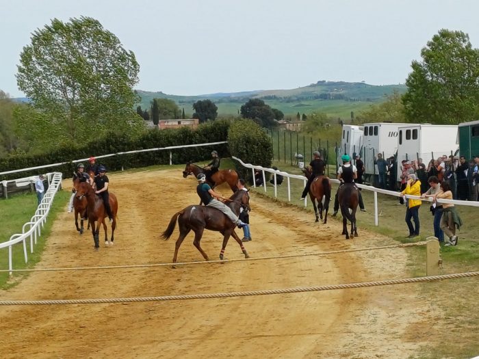 Lavori di addestramento a Mociano, un minuto di raccoglimento per Lorenzo Viti