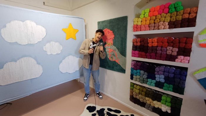 I tappeti di Francesco Joosten, il giovane artigiano che con la “pistola” arreda le case dei senesi