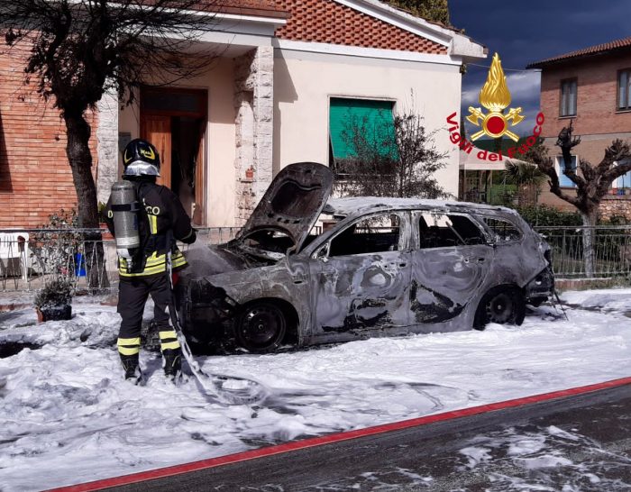 Auto in fiamme a Ponte a Tressa, traffico in tilt sulla Cassia