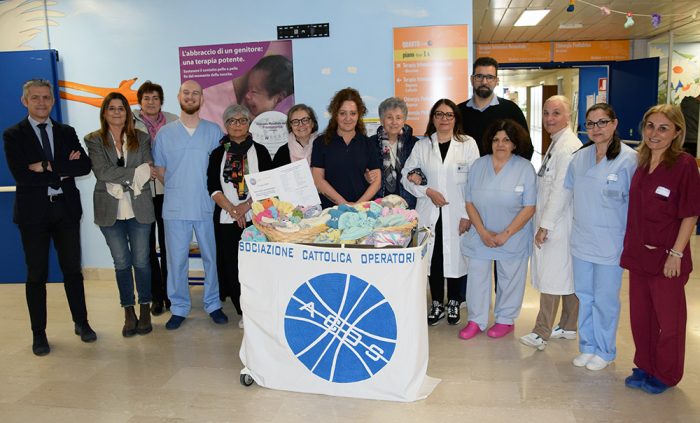 Ospedale le Scotte, Acos Siena dona copertine, cappellini, scarpine e dudù ai piccoli della pediatria