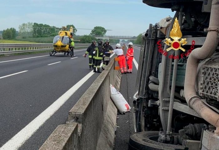 Montepulciano: tir si ribalta sull'A1, ferite 4 persone e traffico bloccato in corsia nord