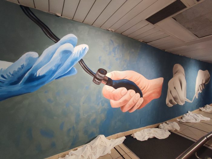 Le mani della sanità protagoniste del nuovo murale dell’ospedale di Campostaggia