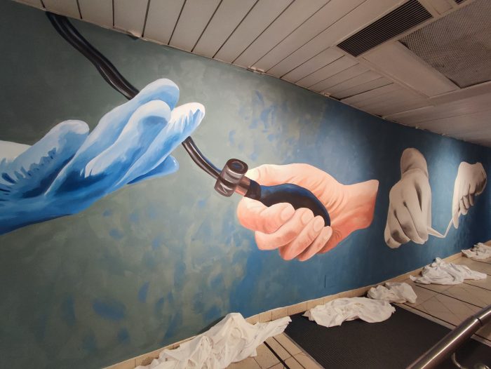 Le mani della sanit&agrave; protagoniste del nuovo murale dell&rsquo;ospedale di Campostaggia