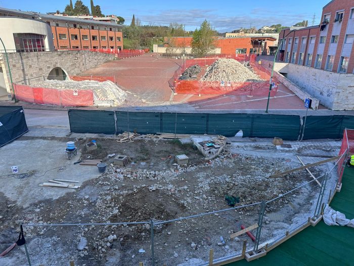 Bambini tra banchi e polvere, il caso della scuola d’infanzia Acquacalda trasferita nel cantiere di San Miniato. La rabbia dei genitori