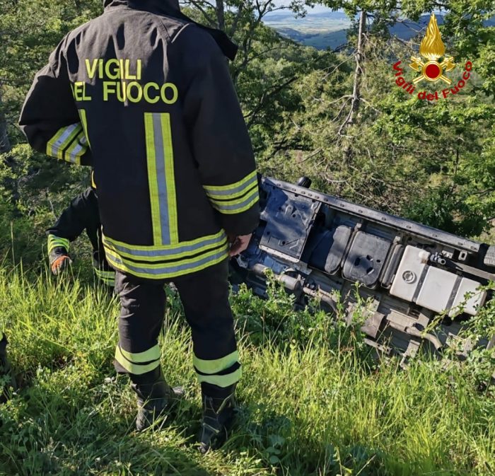 Abbadia San Salvatore, camper finisce fuori strada: intervento dei vigili del fuoco