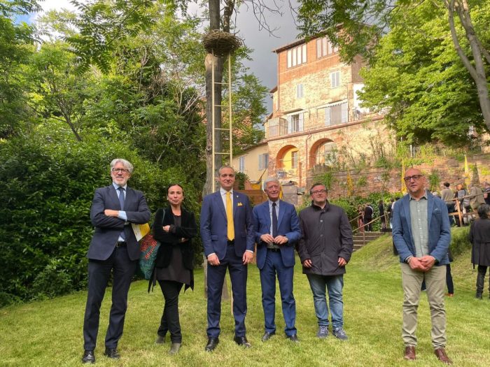 Contrada dell'Aquila, "Aerea" di Maura Banfo chiude il primo ciclo dell'Orto d'artista