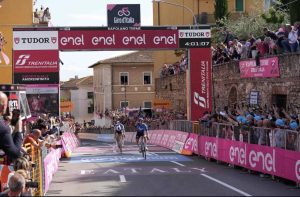 Giro d'Italia a Rapolano Terme, vince Pelayo Sanchez. Pogacar resta in maglia rosa