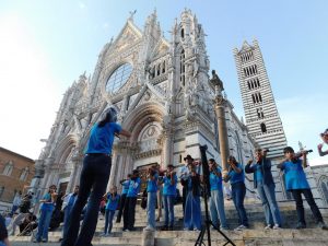 "Sviolinando", giovani musicisti suonano in Piazza del Duomo