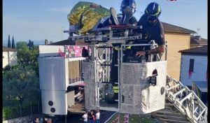 Malore durante il Giro d'Italia, donna soccorsa dai Vigili del Fuoco