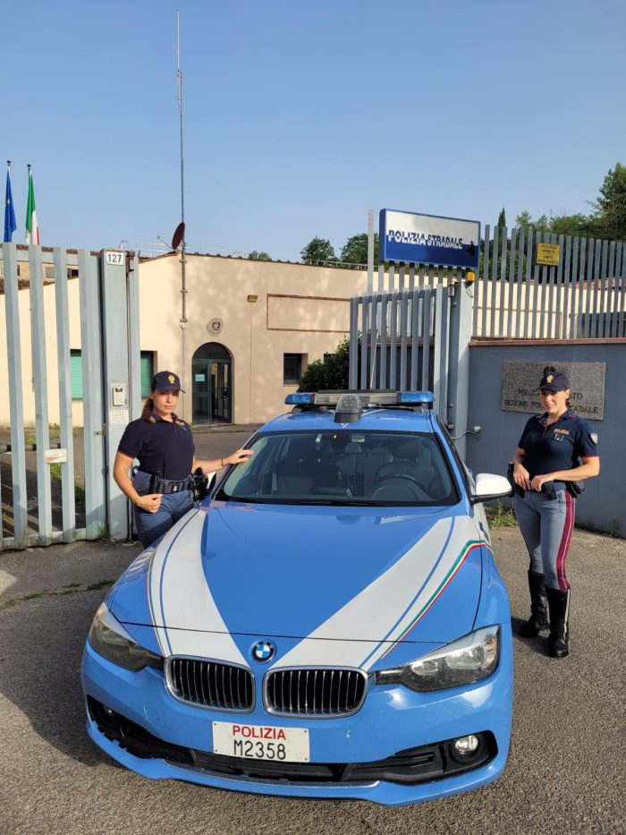 A piedi in stato confusionale sull'Autopalio: donna salvata dalla Polizia Stradale