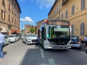 Siena, scontro tra auto e bus in via Garibaldi: traffico in tilt