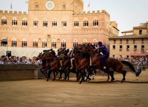 Palio di Siena rinviato al 3 luglio, gli orari di domani