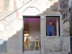 L’arte contemporanea colora e anima Serre di Rapolano con l’opera ‘Rock Hard Milk’