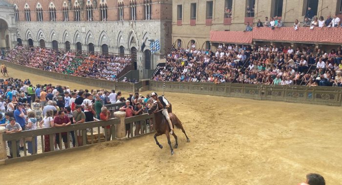 Palio di Siena 2 luglio, la Contrada della Lupa vince la seconda prova