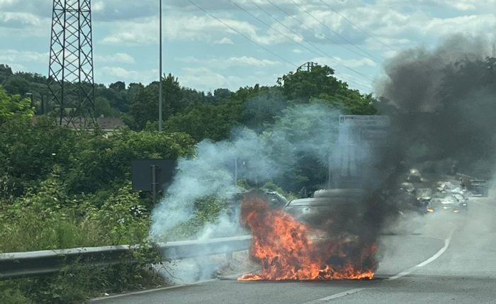 Auto in fiamme sulla tangenziale di Siena