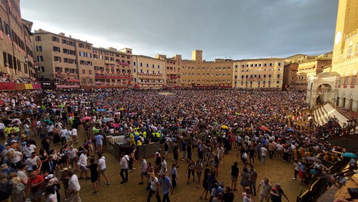 Palio di Siena rinviato a domani. Si corre alla stessa ora e con la stessa busta