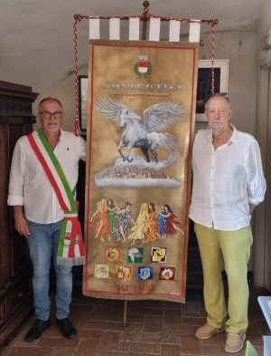 Palio di Casole d'Elsa, successo e applausi per il Drappellone realizzato da Sergio Turi