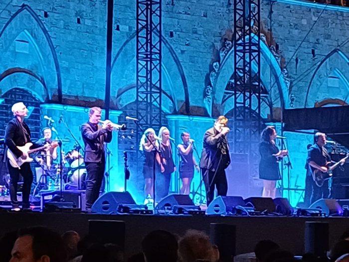 Russell Crowe, 'Il Gladiatore' che canta i Ricchi e Poveri infiamma Piazza del Campo