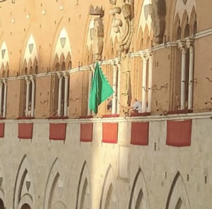 Palio di Siena 2 luglio: piove durante la mossa, esposta la bandiera verde