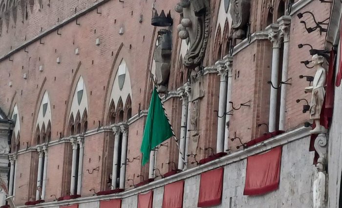 Palio di Siena, piove su Piazza del Campo. Carriera ancora rimandata