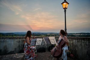 Concerto all'alba al Baluardo di Colle Val d'Elsa, con i complimenti di Gianni Morandi