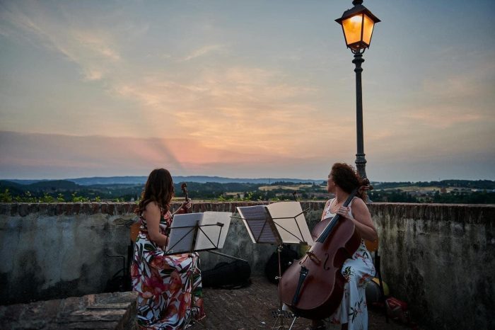 Concerto all'alba al Baluardo di Colle Val d'Elsa, con i complimenti di Gianni Morandi