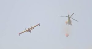 Poggibonsi: vasto incendio in zona Bernino, chiusa la Provinciale di Castagnoli. In azione anche due elicotteri