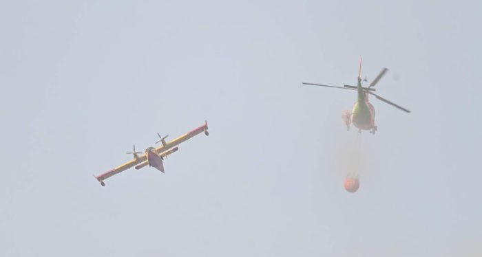 Poggibonsi: vasto incendio in zona Bernino, chiusa la Provinciale di Castagnoli. In azione anche due elicotteri