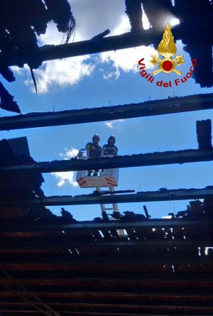 Montepulciano, prendono fuoco pannelli fotovoltaici sul tetto di una stalla