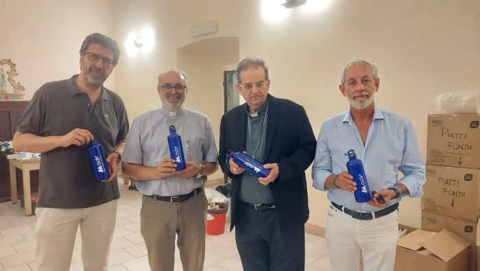 Acquedotto del Fiora e Caritas insieme per i fragili, donate 150 borracce per combattere il caldo
