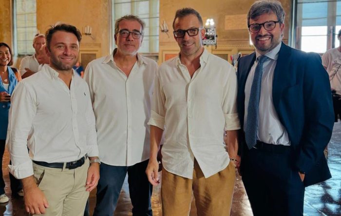 Palio di Siena, Alex Del Piero in Comune si concede ad autografi e foto
