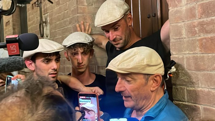 Palio di Siena, il trionfo della Lupa. Il barbaresco Leonardo Giorgi: "Benitos &egrave; un cavallo stupendo. Dedico la vittoria a questa stalla"