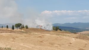 Siena, fiamme nelle Crete. Divampa un incendio al podere "Il Paradiso"