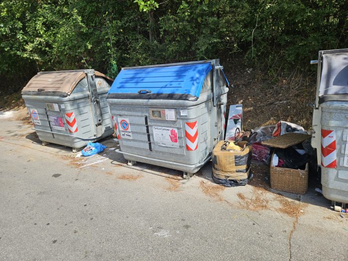 Siena, rifiuti di ogni genere abbandonati ai cassonetti in Strada di Busseto