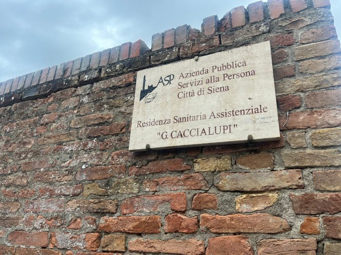 Siena, l’arte contemporanea diventa cura nelle residenze per anziani